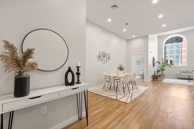 22 Elm St 302, Worcester, MA 01608
