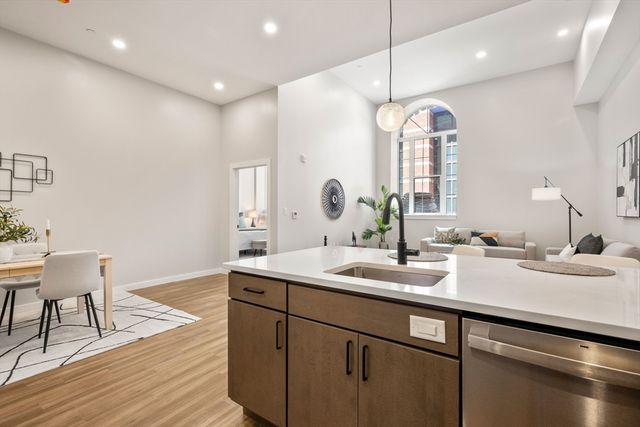 22 Elm St 302, Worcester, MA 01608