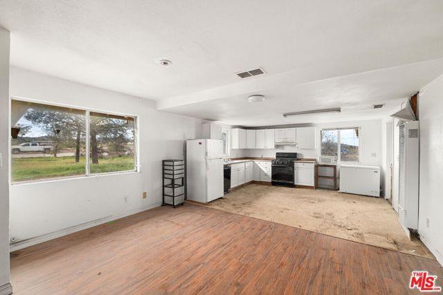 6906 Phelan Road, Phelan, CA 92371