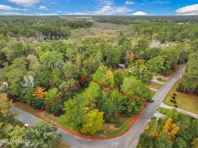 8372 Maunalani Place, Diamondhead, MS 39525