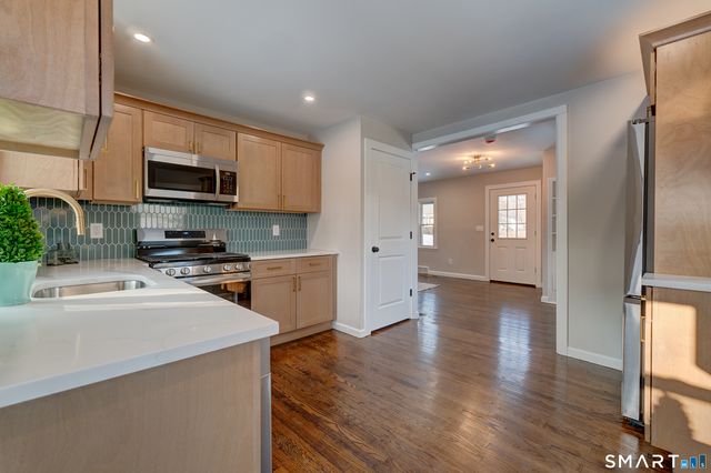 135 London Drive, Hamden, CT 06517