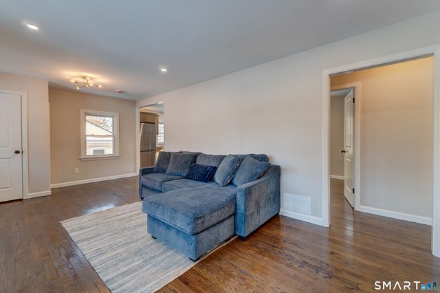 135 London Drive, Hamden, CT 06517