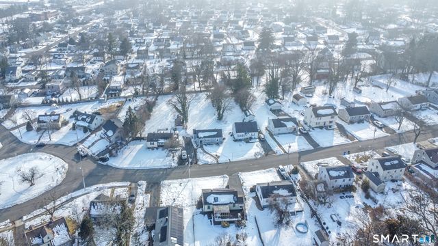 135 London Drive, Hamden, CT 06517