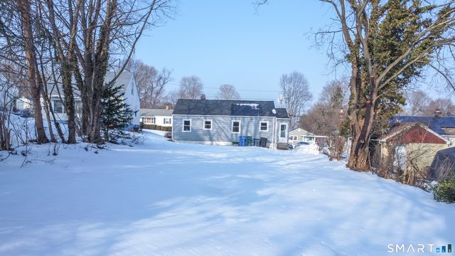 135 London Drive, Hamden, CT 06517