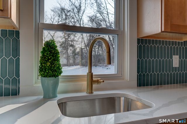 135 London Drive, Hamden, CT 06517