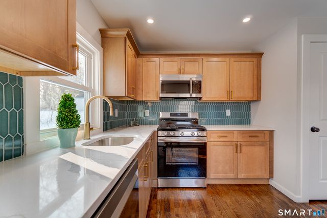 135 London Drive, Hamden, CT 06517