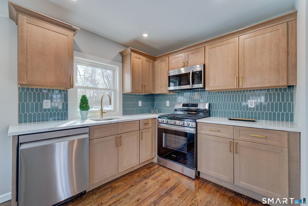 135 London Drive, Hamden, CT 06517