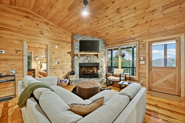 89 N Whitepath Circle, Ellijay, GA 30540