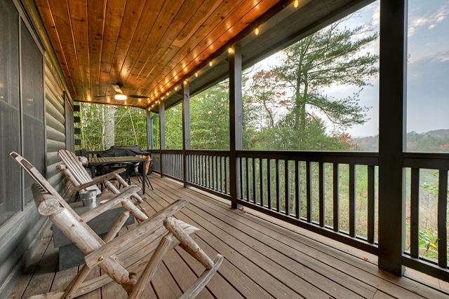 89 N Whitepath Circle, Ellijay, GA 30540