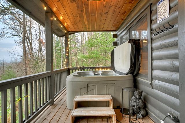 89 N Whitepath Circle, Ellijay, GA 30540