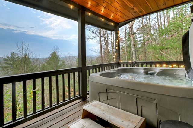 89 N Whitepath Circle, Ellijay, GA 30540