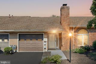 402 DEERFIELD DR #402, Hanover, PA 17331