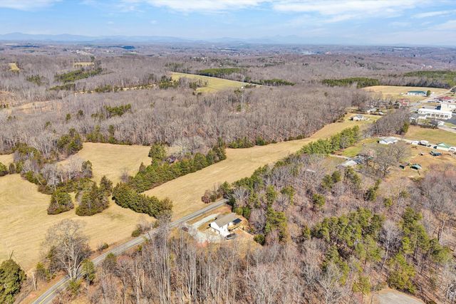 1840 Bluewater DR, Moneta, VA 24121