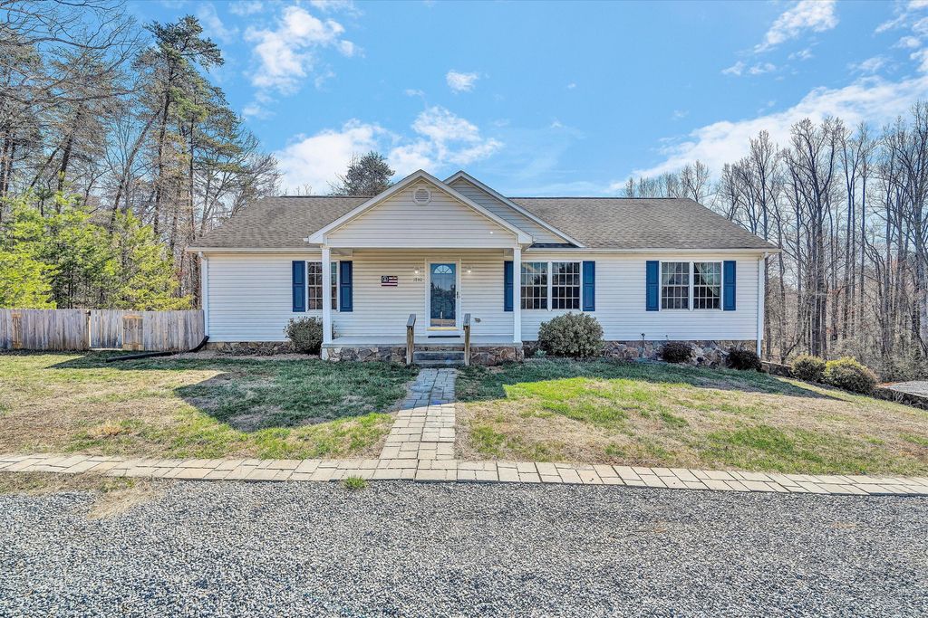 1840 Bluewater DR, Moneta, VA 24121