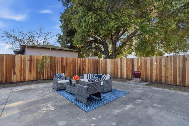 828 Weeks Street, East Palo Alto, CA 94303
