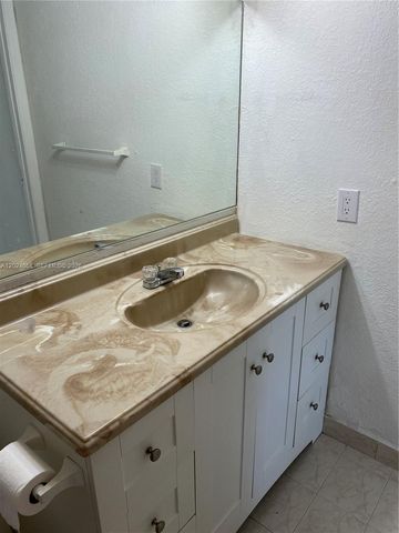 1300 W 47th Pl 118, Hialeah, FL 33012