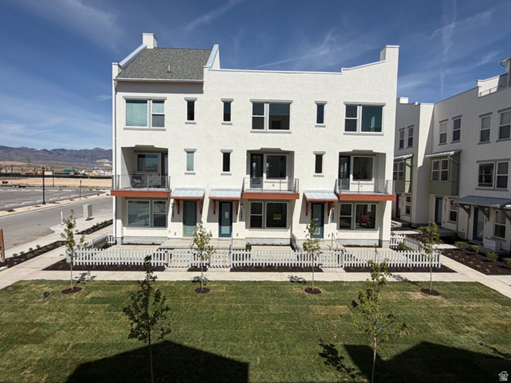 Image 1 of property listing at 10993 S FREESTONE DR #108, South Jordan, UT 84009
