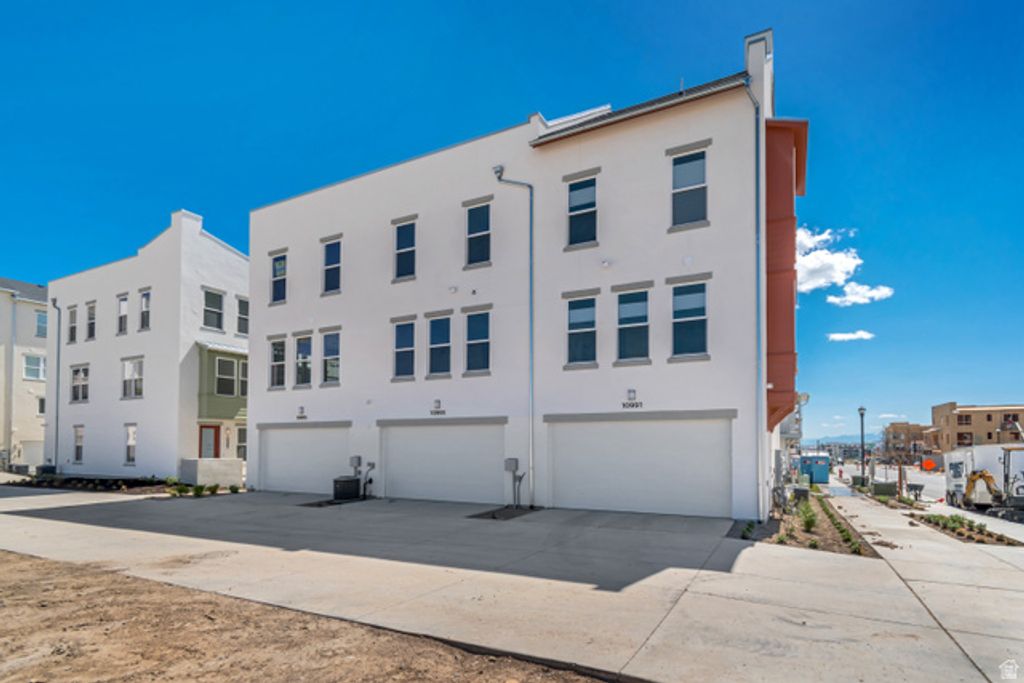 Image 9 of property listing at 10993 S FREESTONE DR #108, South Jordan, UT 84009