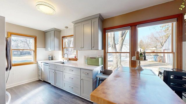 560 Court ROAD, Onalaska, WI 54650