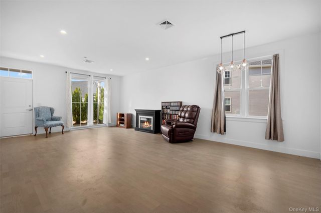 401 Breton Way, Glen Cove, NY 11542
