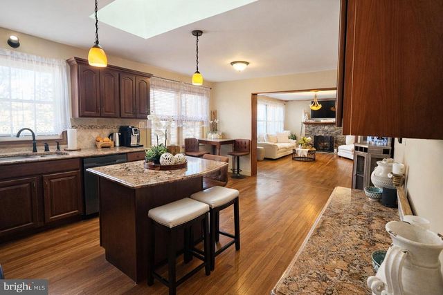 96 LAKEDALE DR, Lawrenceville, NJ 08648