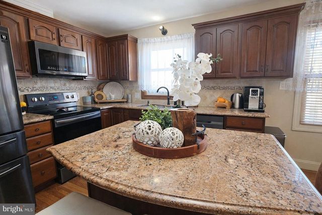 96 LAKEDALE DR, Lawrenceville, NJ 08648