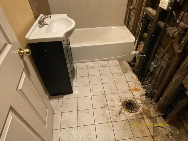 7356 S Champlain Avenue, Chicago, IL 60619