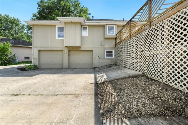 1732 SE Silkwood Court, Lee's Summit, MO 64063