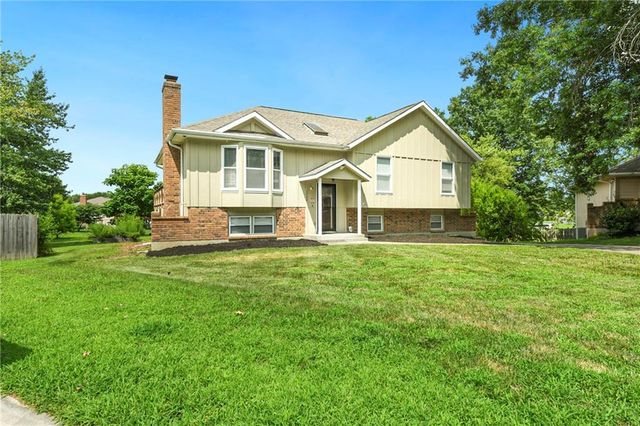 1732 SE Silkwood Court, Lee's Summit, MO 64063