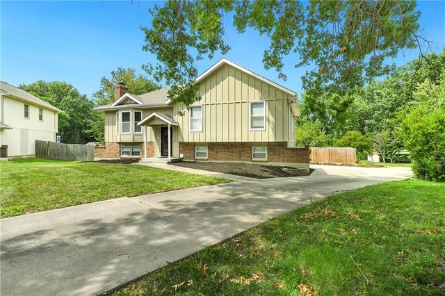 1732 SE Silkwood Court, Lee's Summit, MO 64063