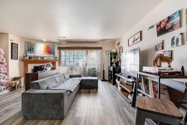 590 Laurel Grove Cir, Santa Rosa, CA 95407