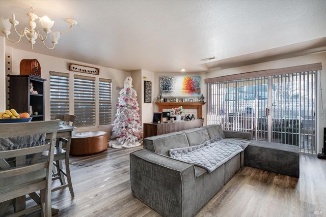 590 Laurel Grove Cir, Santa Rosa, CA 95407