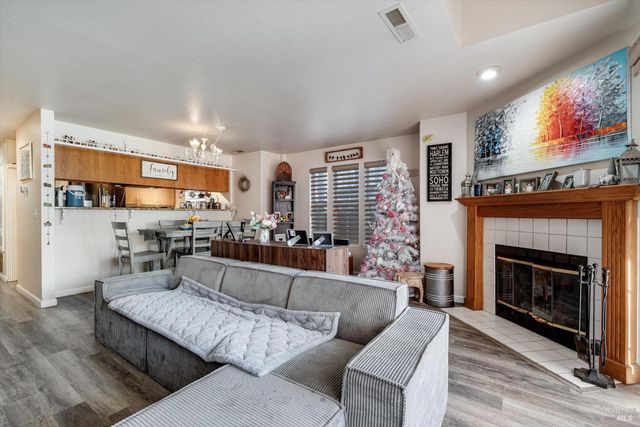 590 Laurel Grove Cir, Santa Rosa, CA 95407