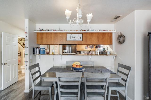 590 Laurel Grove Cir, Santa Rosa, CA 95407