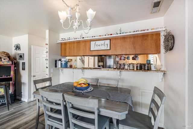 590 Laurel Grove Cir, Santa Rosa, CA 95407