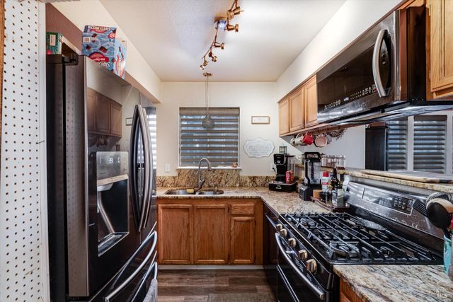 590 Laurel Grove Cir, Santa Rosa, CA 95407