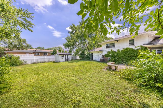 555 N Cherry Drive, Glenwood, IL 60425