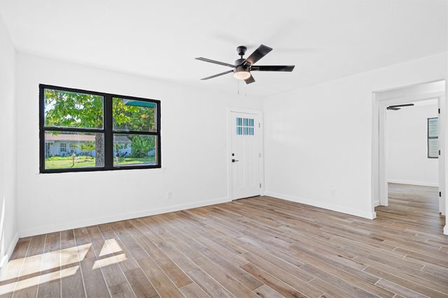 902 Skylark Drive, Arlington, TX 76010