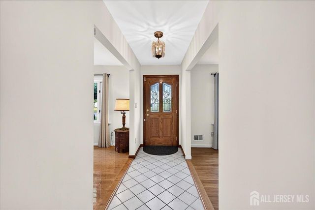 6 Idlewild Road, Edison, NJ 08817