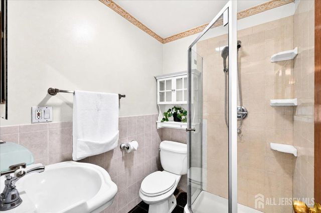 6 Idlewild Road, Edison, NJ 08817