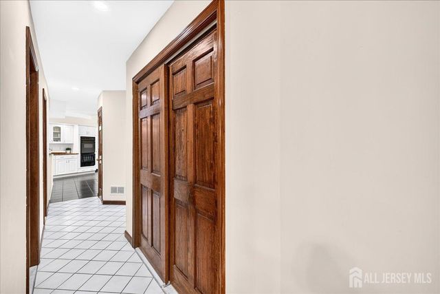 6 Idlewild Road, Edison, NJ 08817