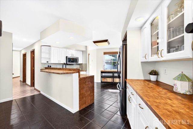 6 Idlewild Road, Edison, NJ 08817