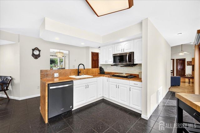 6 Idlewild Road, Edison, NJ 08817