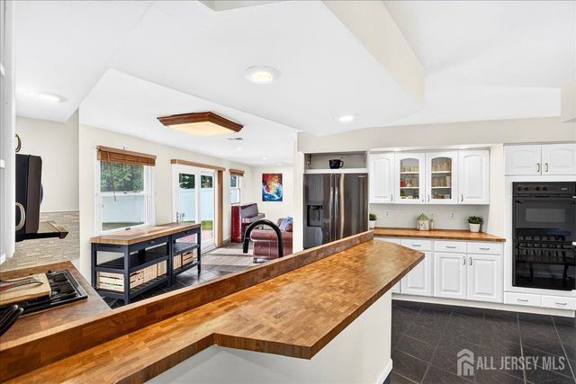 6 Idlewild Road, Edison, NJ 08817