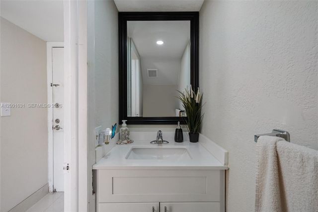 1305 W 53rd St 429, Hialeah, FL 33012