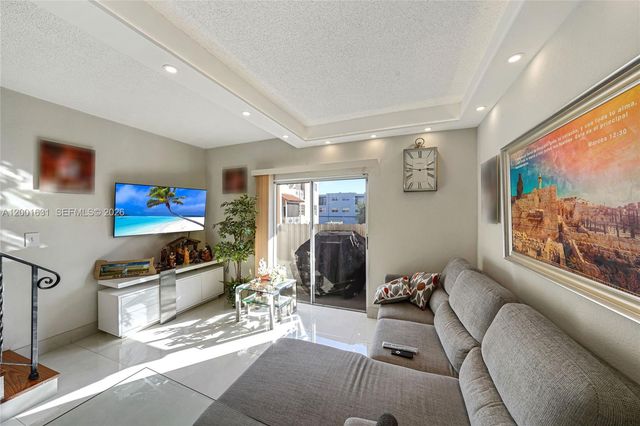 1305 W 53rd St 429, Hialeah, FL 33012