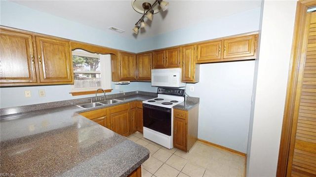 2642 Meadows LNDG, Chesapeake, VA 23321