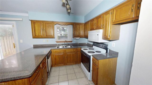 2642 Meadows LNDG, Chesapeake, VA 23321