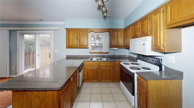 2642 Meadows LNDG, Chesapeake, VA 23321