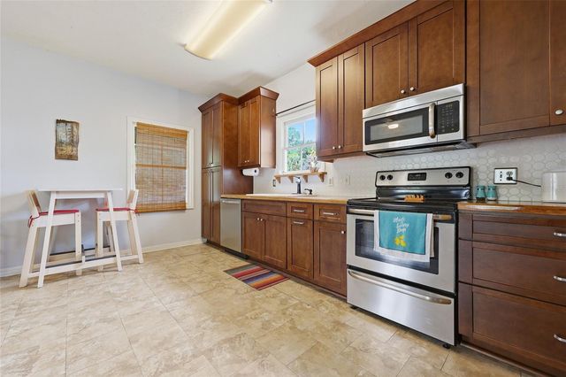 637 NW 4TH STREET, Gainesville, FL 32601